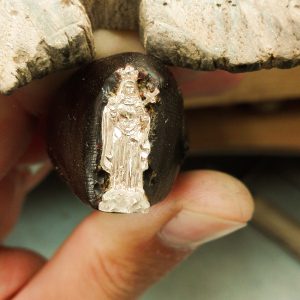 incisione cesello santa rosalita gioiello ciodolo oro palermo giambertone artigiano orafo