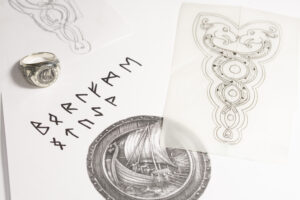 anello in argento vikingo inciso a mano
